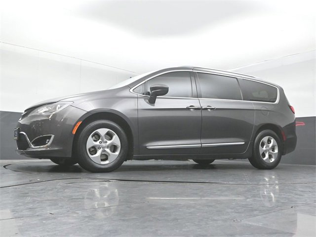Used 2017 Chrysler Pacifica Touring-L Plus image 4