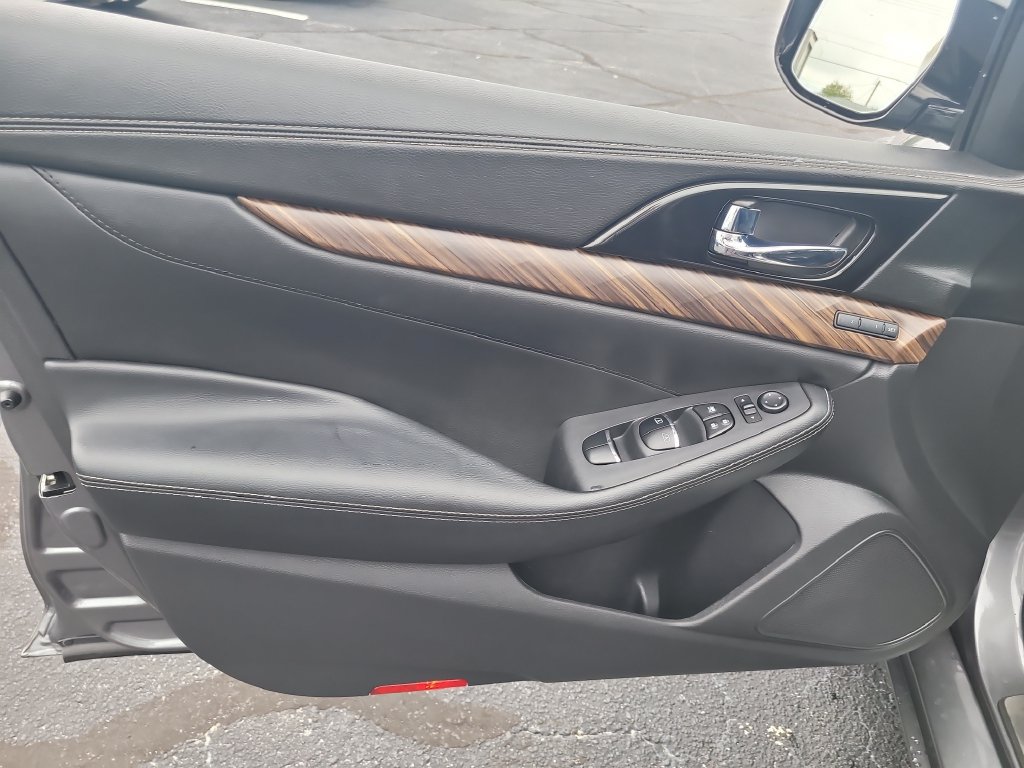Used 2017 Nissan Maxima Platinum w/ Medallion Package FWD image 13