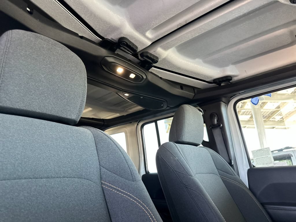Used 2025 Jeep Wrangler Unlimited Sahara AWD/4WD image 16