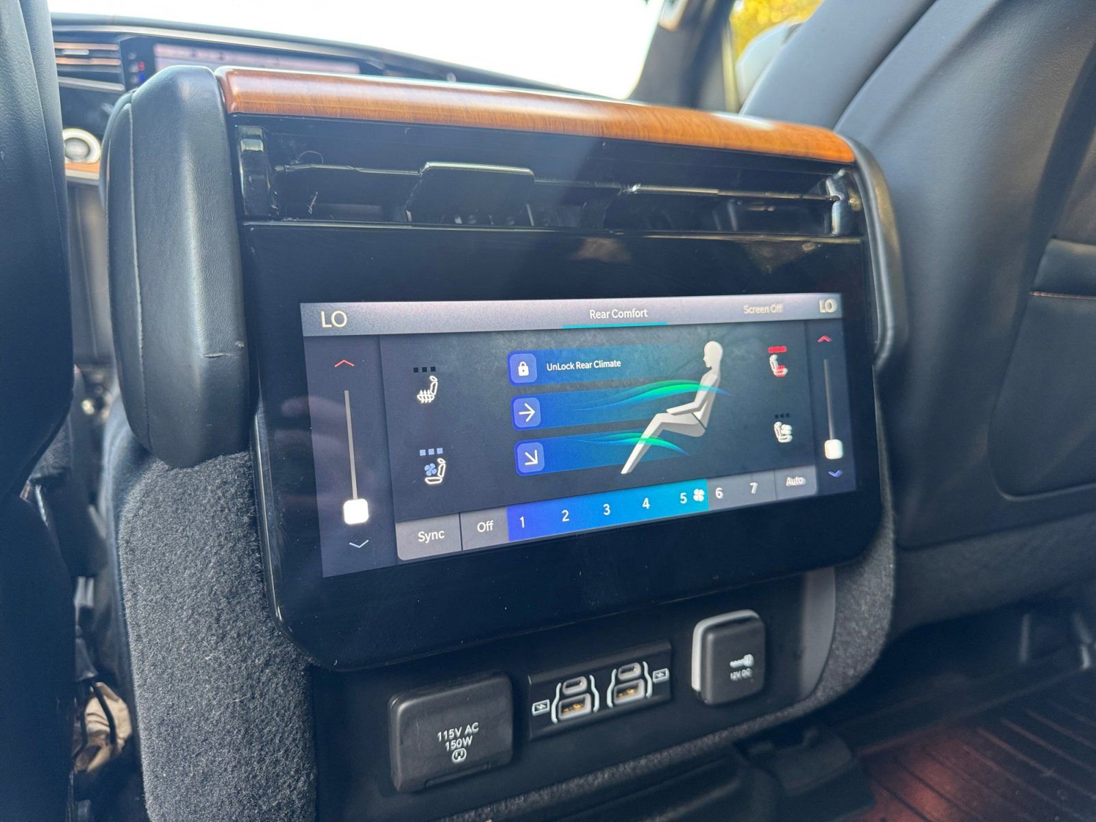 Used 2022 Jeep Grand Wagoneer Series III w/ Rear Seat Video Group 1 image 24