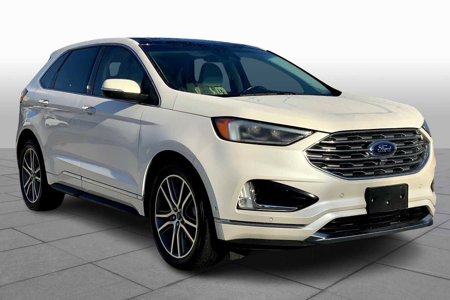 Certified 2019 Ford Edge Titanium w/ Equipment Group 301A FWD image 3