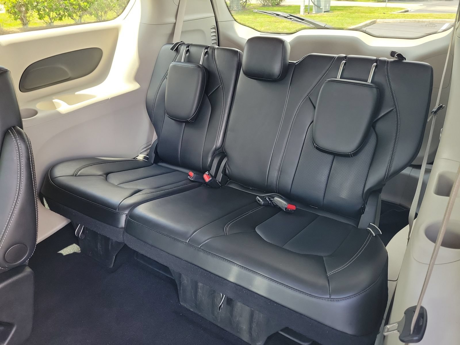 Used 2024 Chrysler Pacifica Touring-L FWD image 11