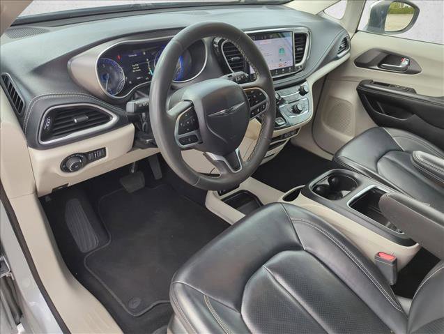 Used 2023 Chrysler Pacifica Touring-L FWD image 9