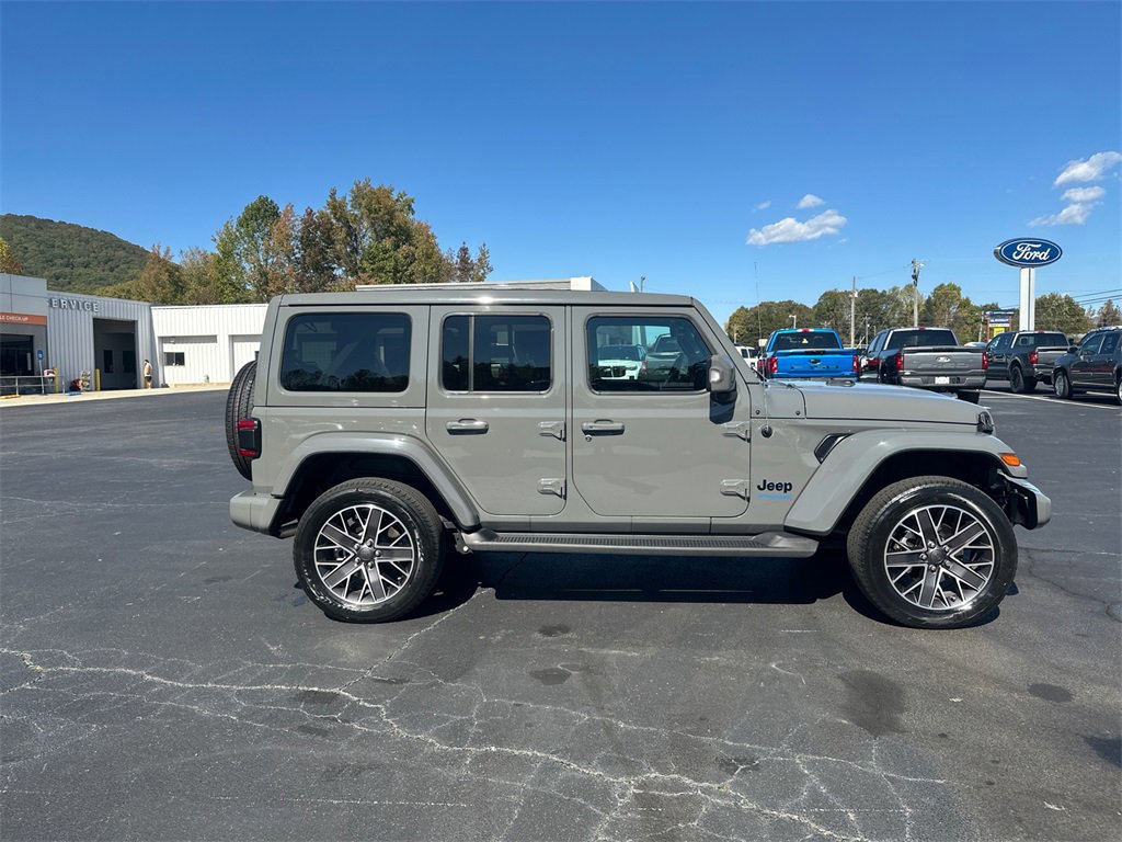 Used 2022 Jeep Wrangler Unlimited Sahara image 2