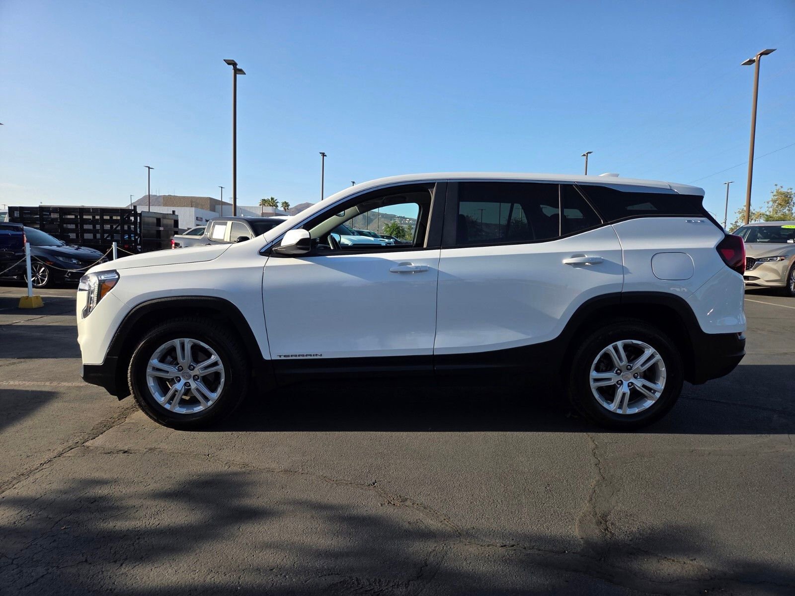 Used 2024 GMC Terrain SLE FWD image 3