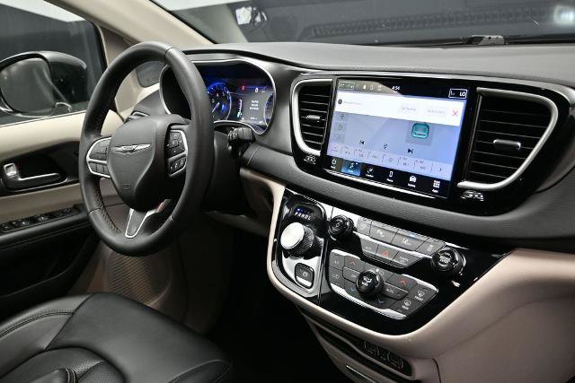 Used 2024 Chrysler Pacifica Touring-L FWD image 11