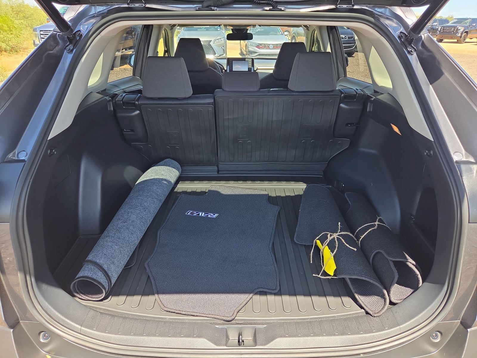 Used 2019 Toyota RAV4 XLE w/ Convenience Package FWD image 6