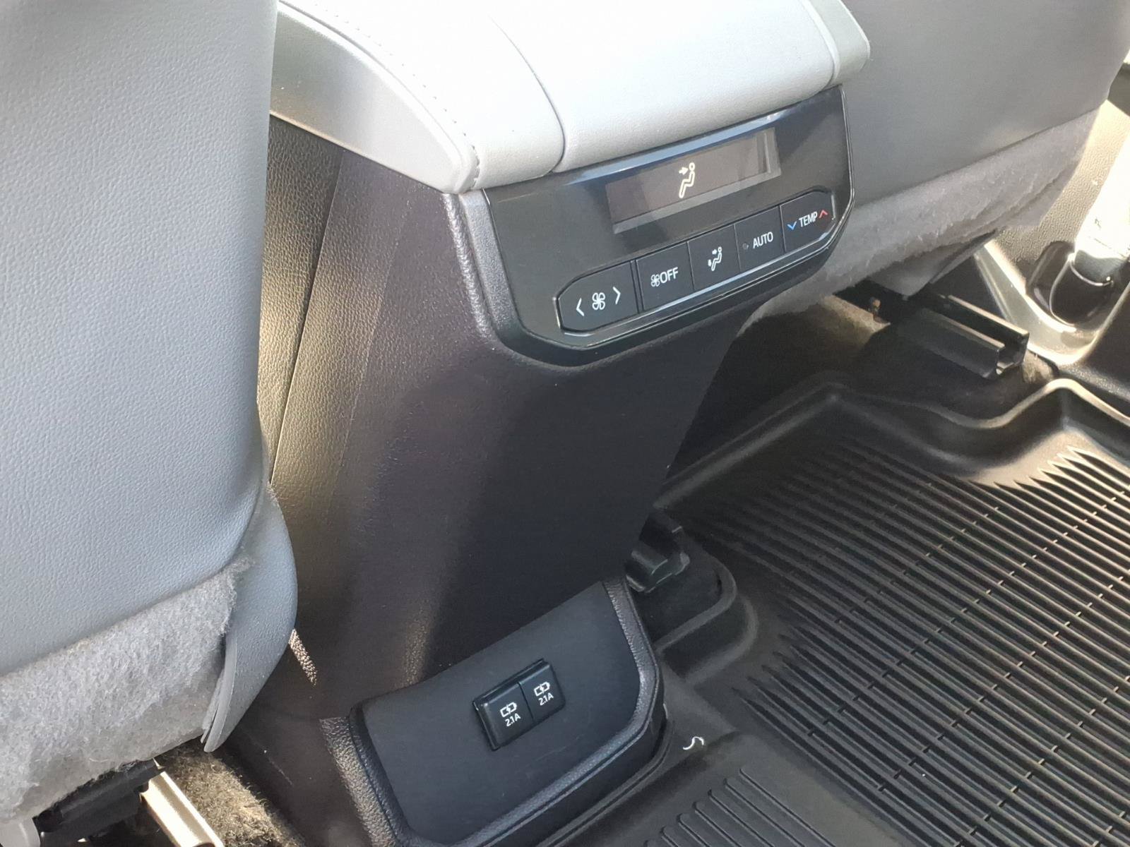 Used 2021 Toyota Highlander XLE AWD/4WD image 24