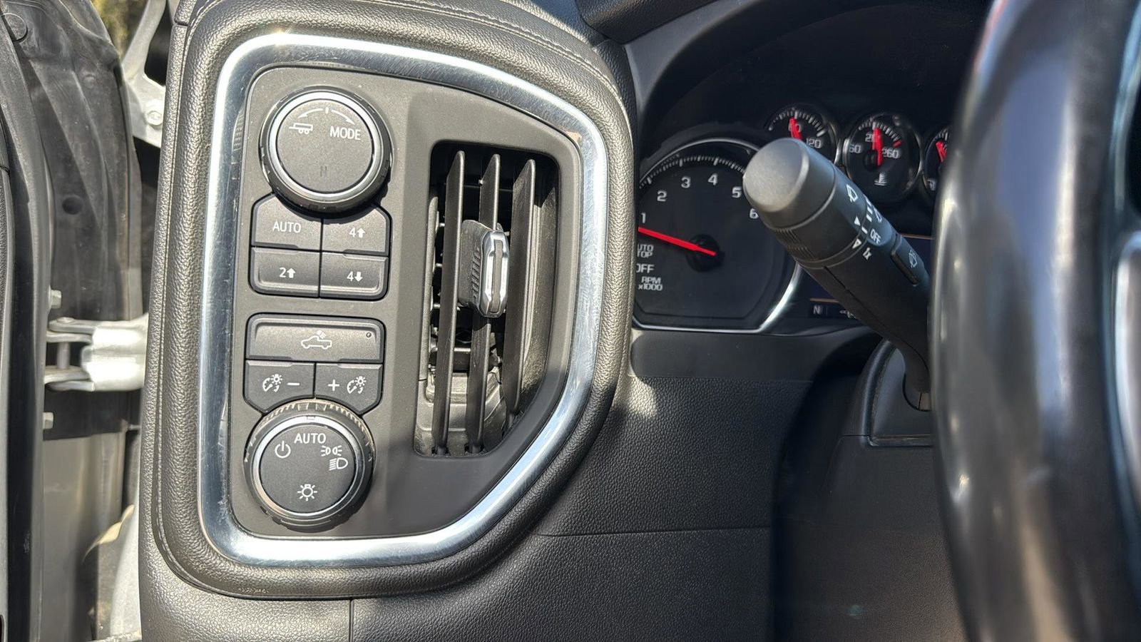 Used 2021 Chevrolet Silverado 1500 LT w/ Z71 Off-Road Package image 16