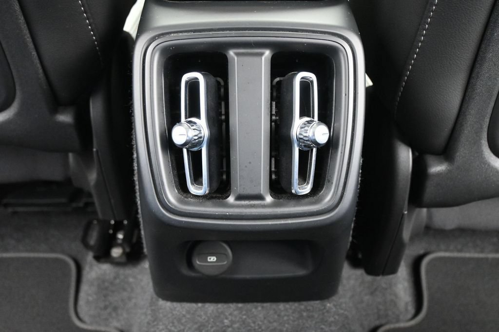 Used 2025 Volvo XC40 B5 Plus AWD/4WD image 23