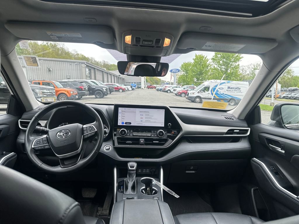 Used 2023 Toyota Highlander XLE AWD/4WD image 16