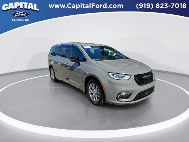 Used 2025 Chrysler Pacifica Select FWD image 2