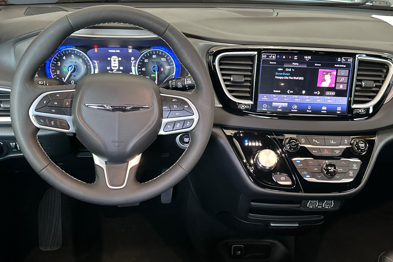 Used 2025 Chrysler Pacifica Select FWD image 14