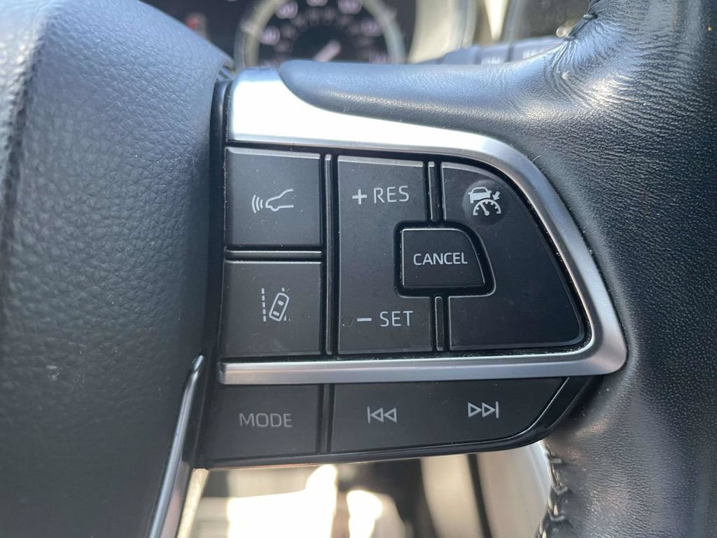 Used 2021 Toyota Highlander Limited FWD image 27