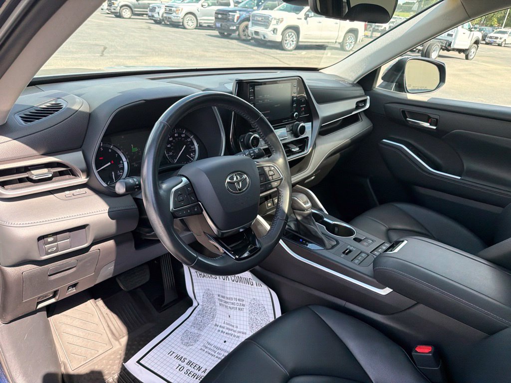 Used 2021 Toyota Highlander XLE AWD/4WD image 11