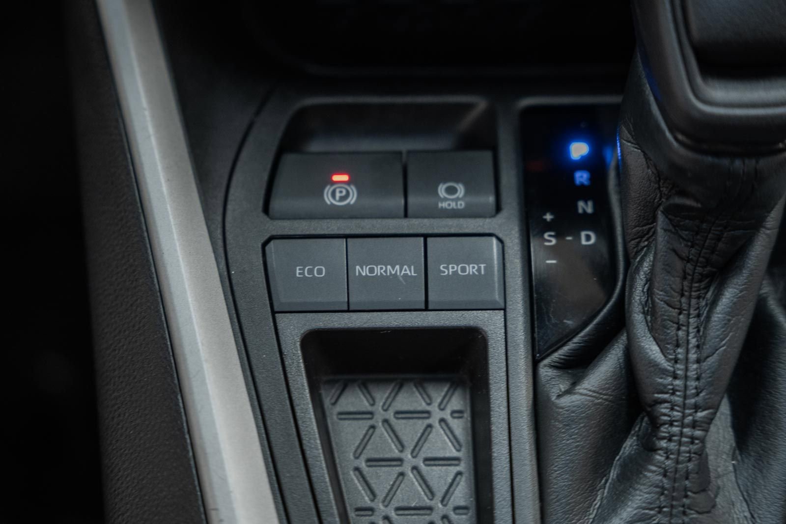 Used 2021 Toyota RAV4 LE image 29