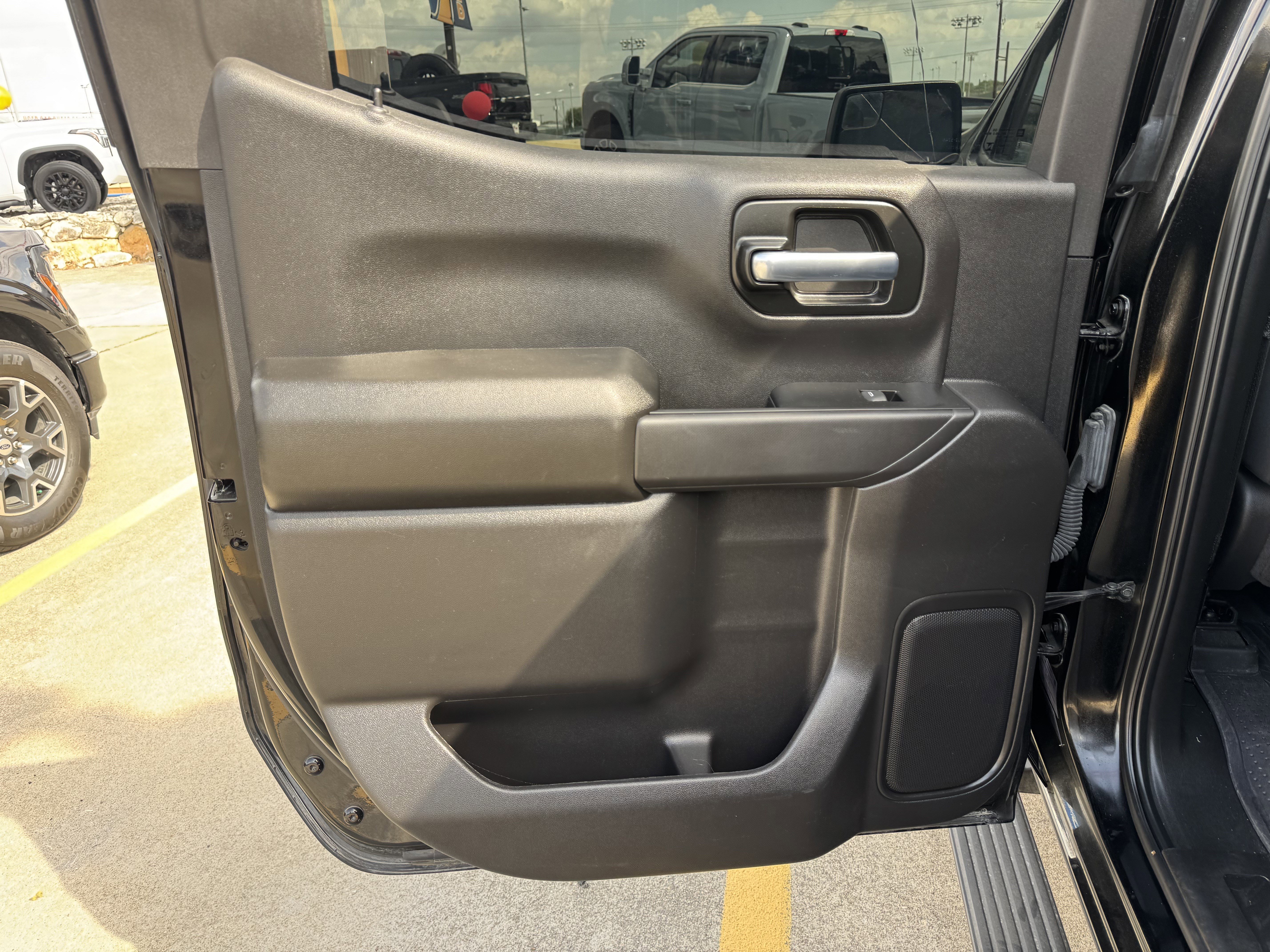 Used 2025 Chevrolet Silverado 1500 Custom Trail Boss w/ LPO, Dark Essentials Package image 18