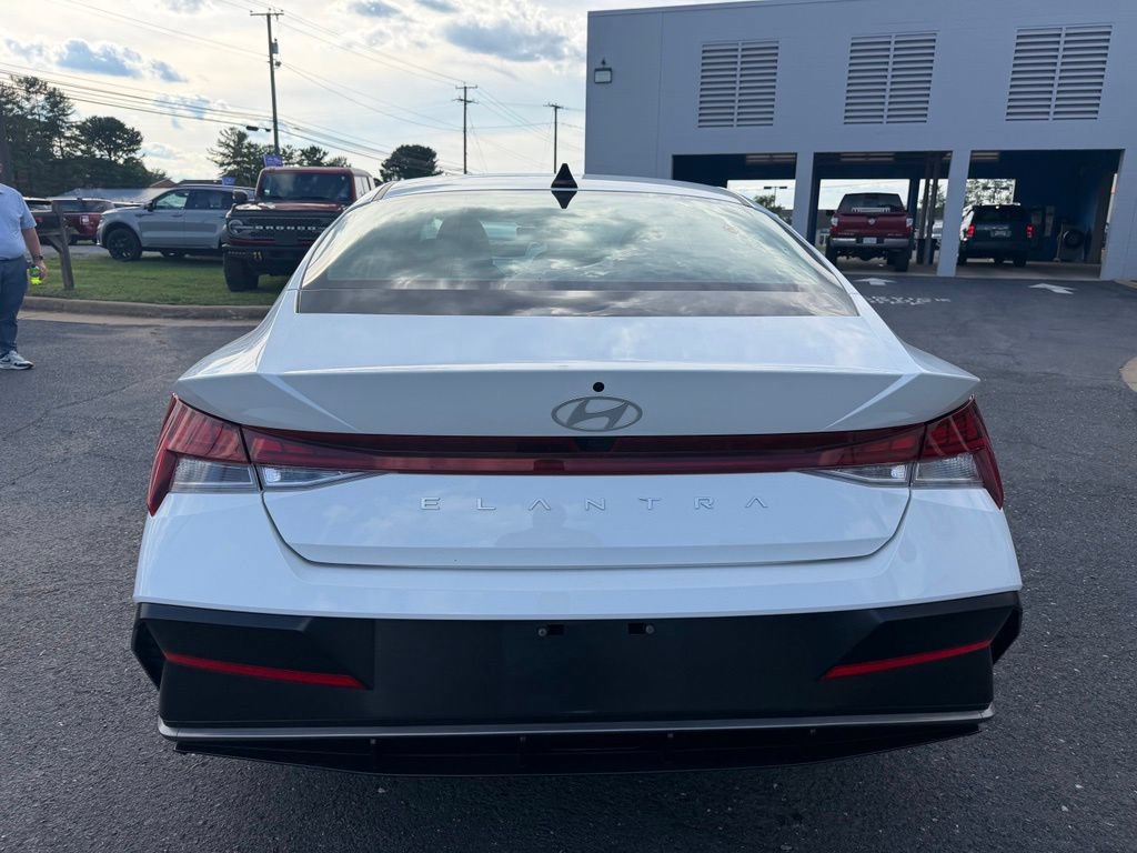 Used 2025 Hyundai Elantra SEL FWD image 4