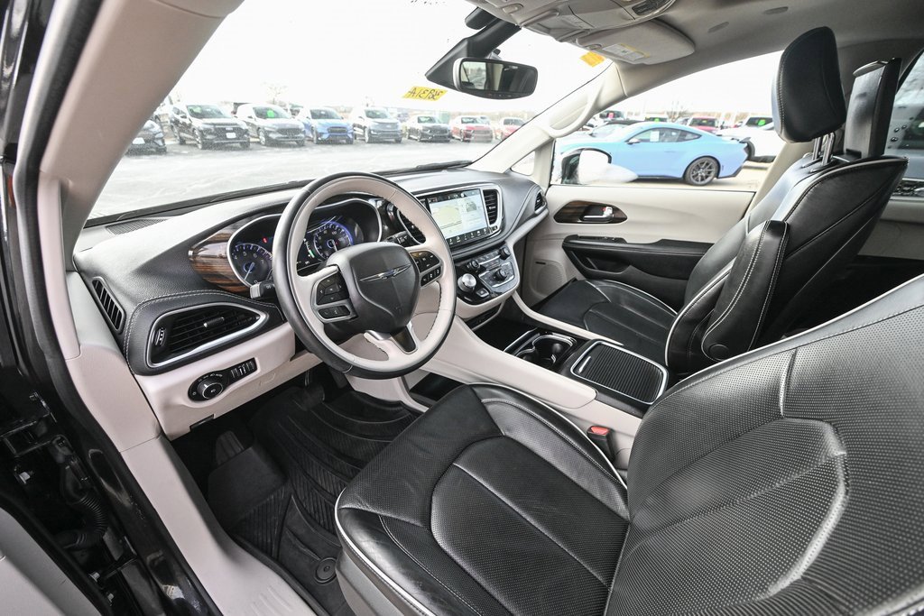 Used 2021 Chrysler Pacifica Limited w/ Uconnect Theater Family Group image 19