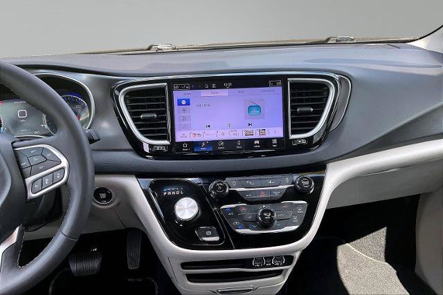 Used 2024 Chrysler Pacifica Touring-L FWD image 6
