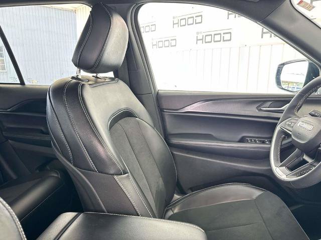 Used 2025 Jeep Grand Cherokee Altitude AWD/4WD image 14