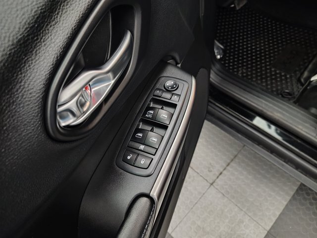 Used 2019 Jeep Cherokee Latitude w/ Cold Weather Group AWD/4WD image 18
