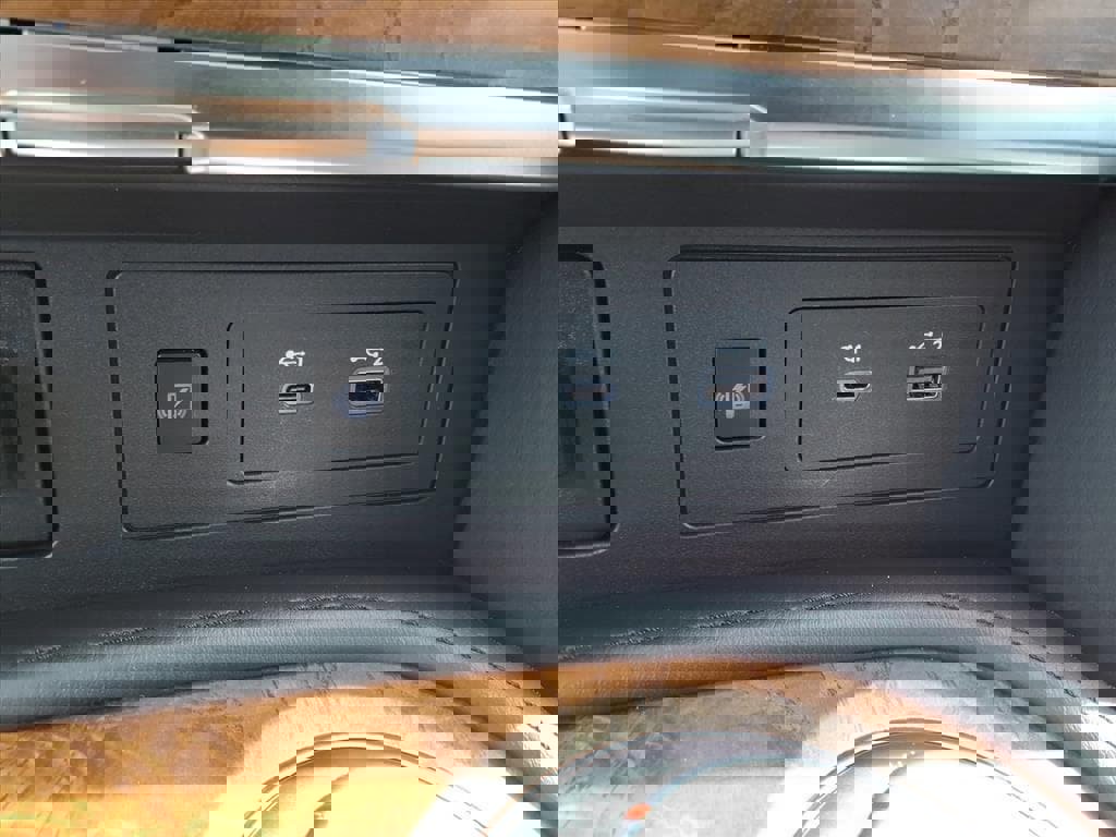 Used 2024 Nissan Armada SL w/ Captain's Chairs Package image 20