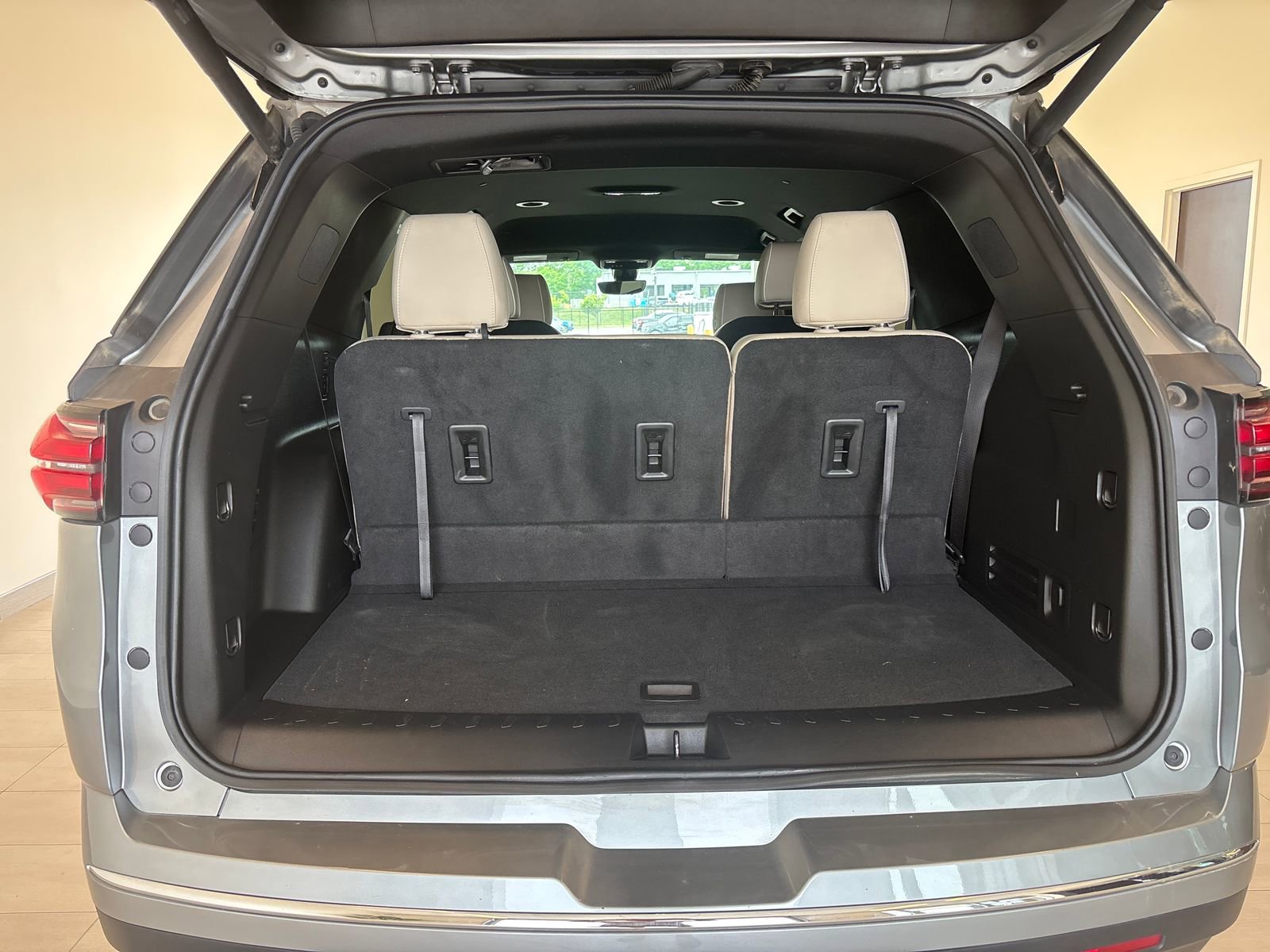 Used 2023 Chevrolet Traverse Premier FWD image 10