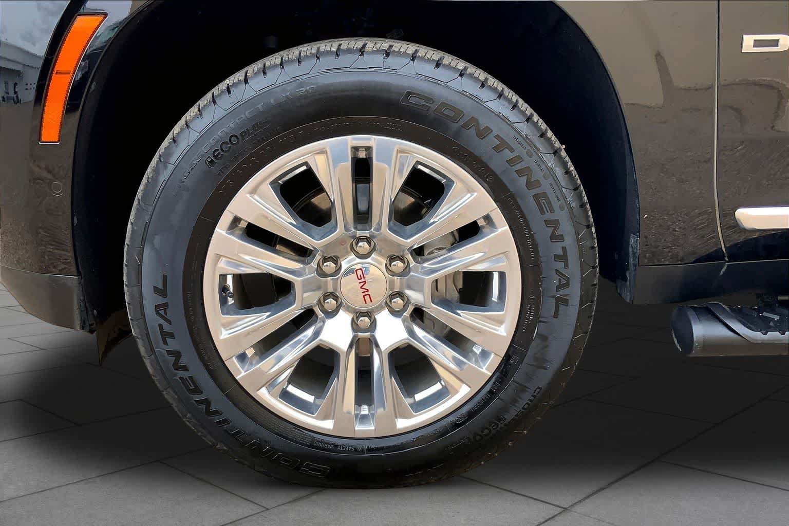 Used 2025 GMC Yukon XL Denali AWD/4WD image 11