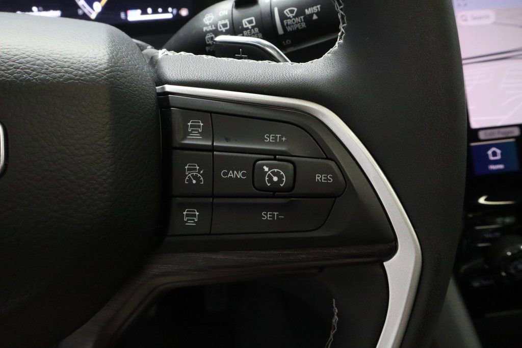 Used 2023 Jeep Grand Cherokee Limited w/ Black Appearance Package image 30