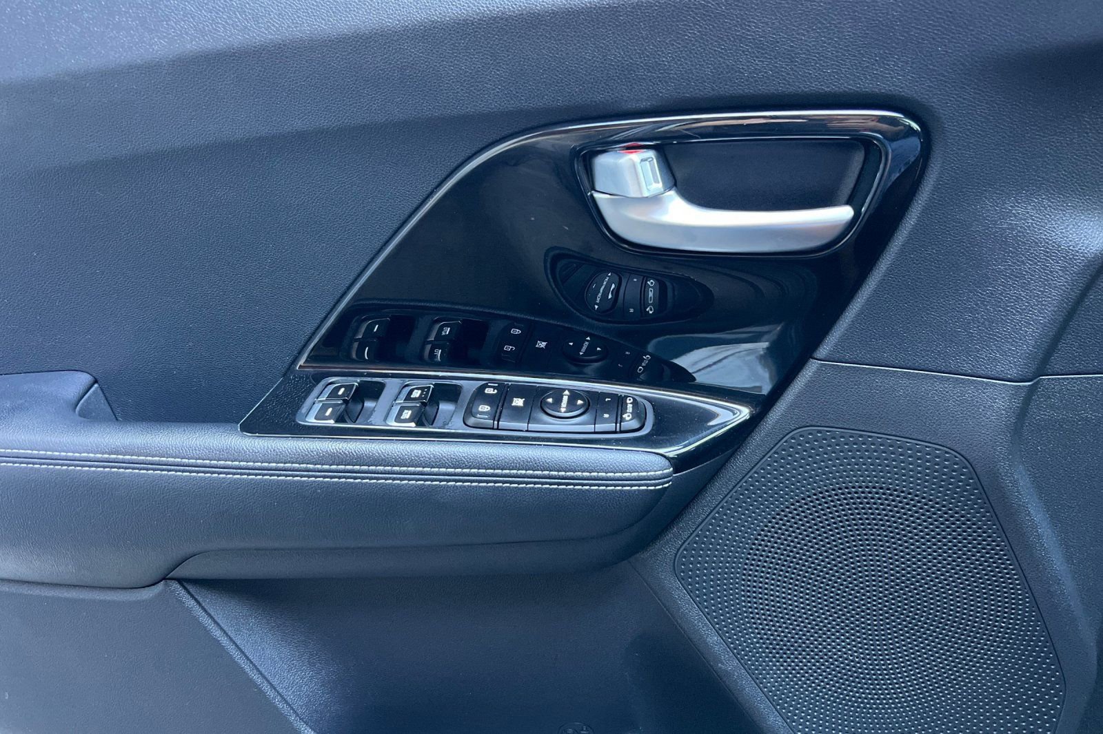 Used 2021 Kia Niro EX image 12