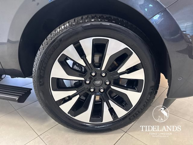 Certified 2025 Ford Expedition Platinum w/ Driver's Package AWD/4WD image 35