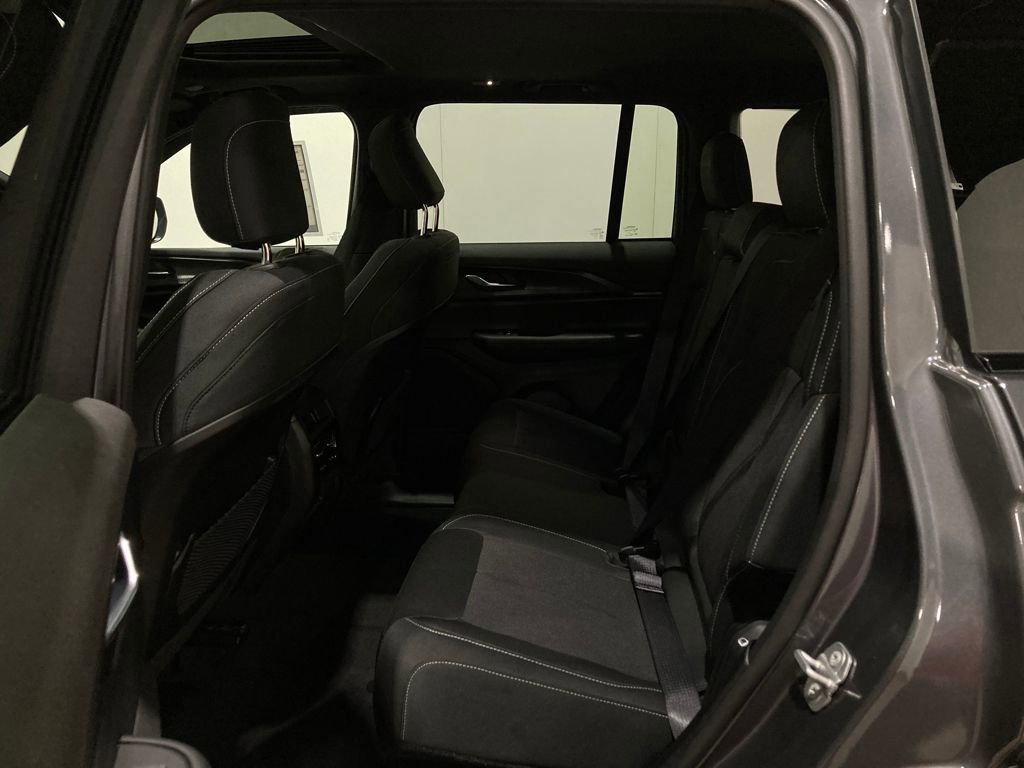 Used 2025 Jeep Grand Cherokee Laredo X image 16