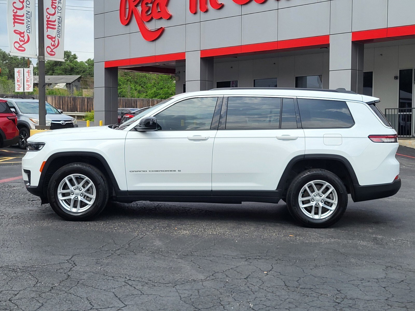 Used 2025 Jeep Grand Cherokee L Laredo image 6