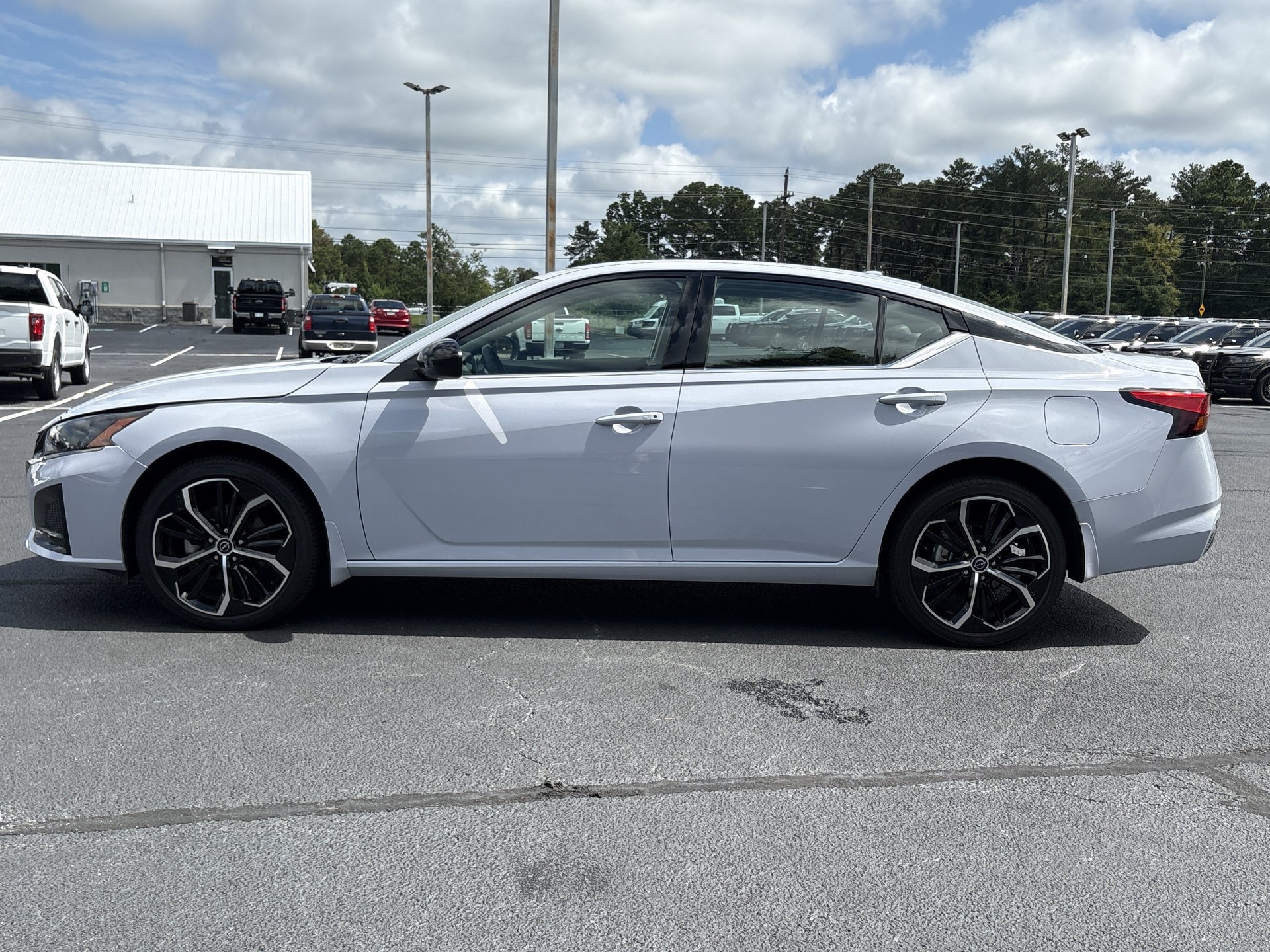 Used 2025 Nissan Altima 2.5 SR AWD/4WD image 19