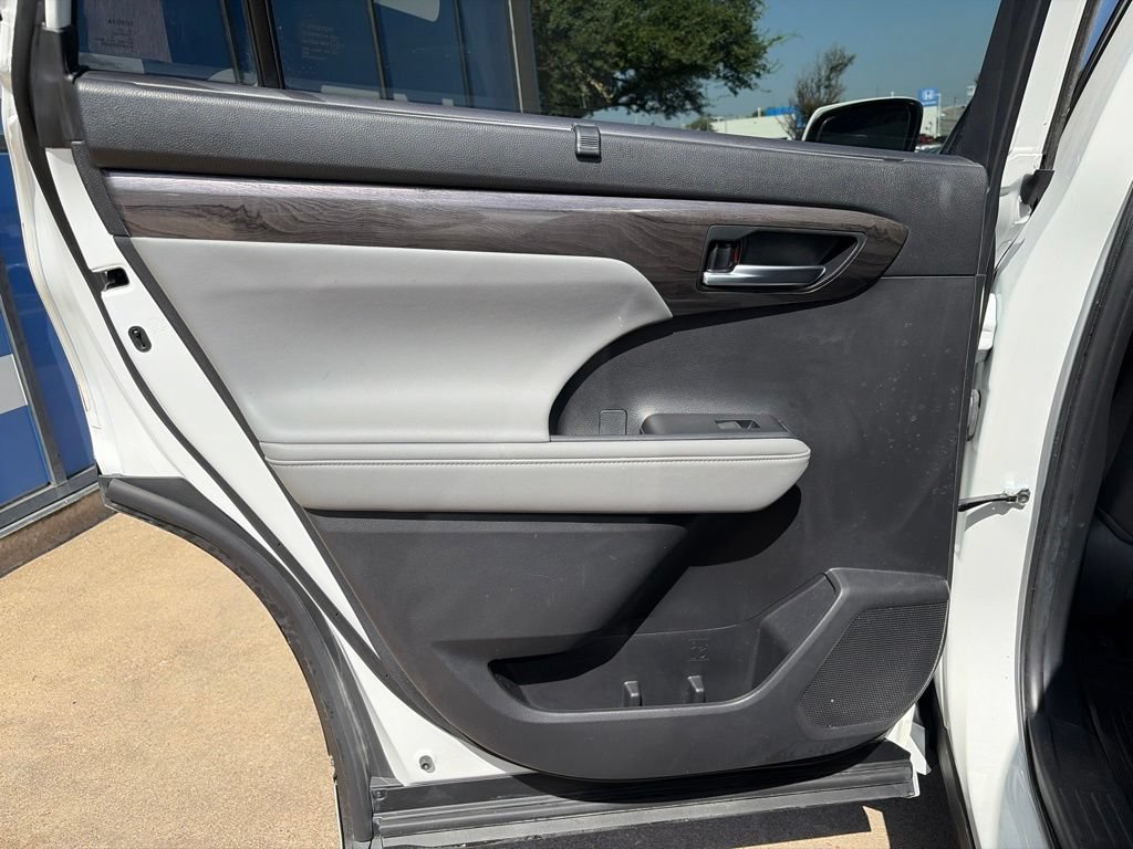 Used 2023 Toyota Highlander Limited FWD image 18