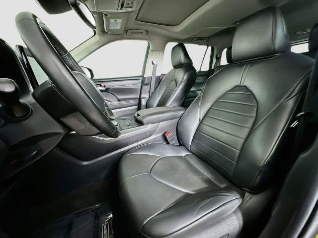 Used 2023 Toyota Highlander XLE FWD image 12