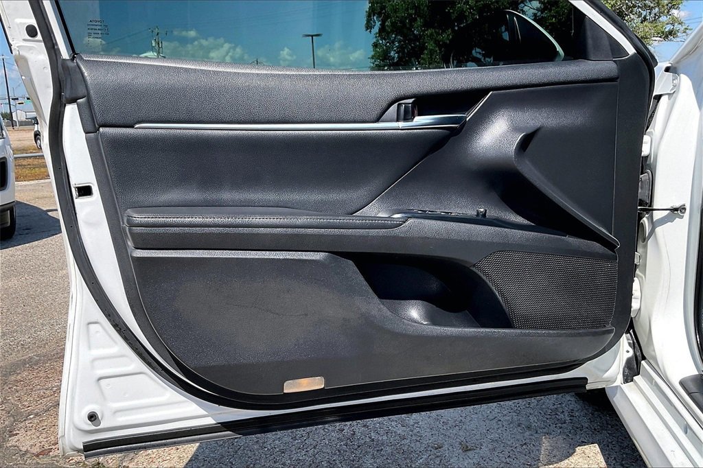 Used 2020 Toyota Camry XLE image 17