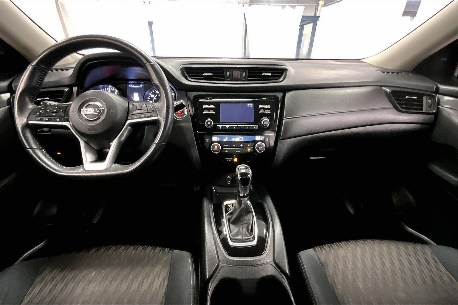 Used 2017 Nissan Rogue SV image 14