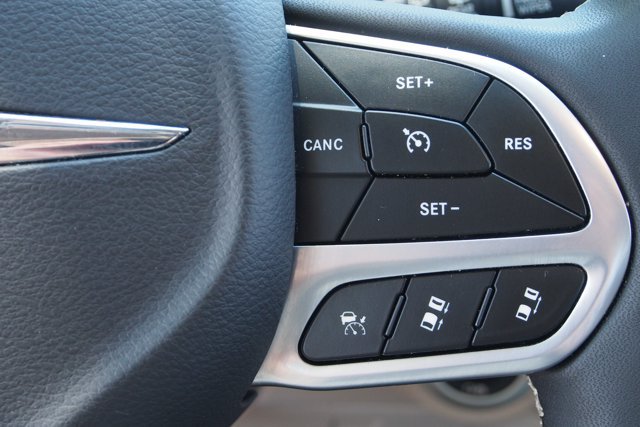 Used 2022 Chrysler Pacifica Touring-L FWD image 25