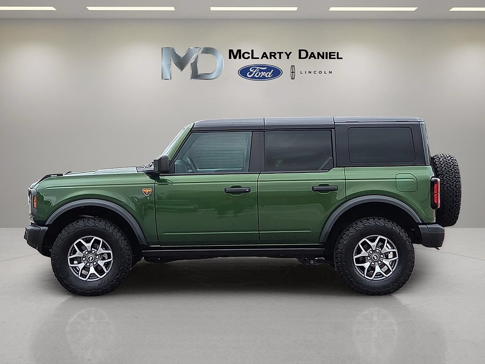 Certified 2025 Ford Bronco Badlands AWD/4WD image 3