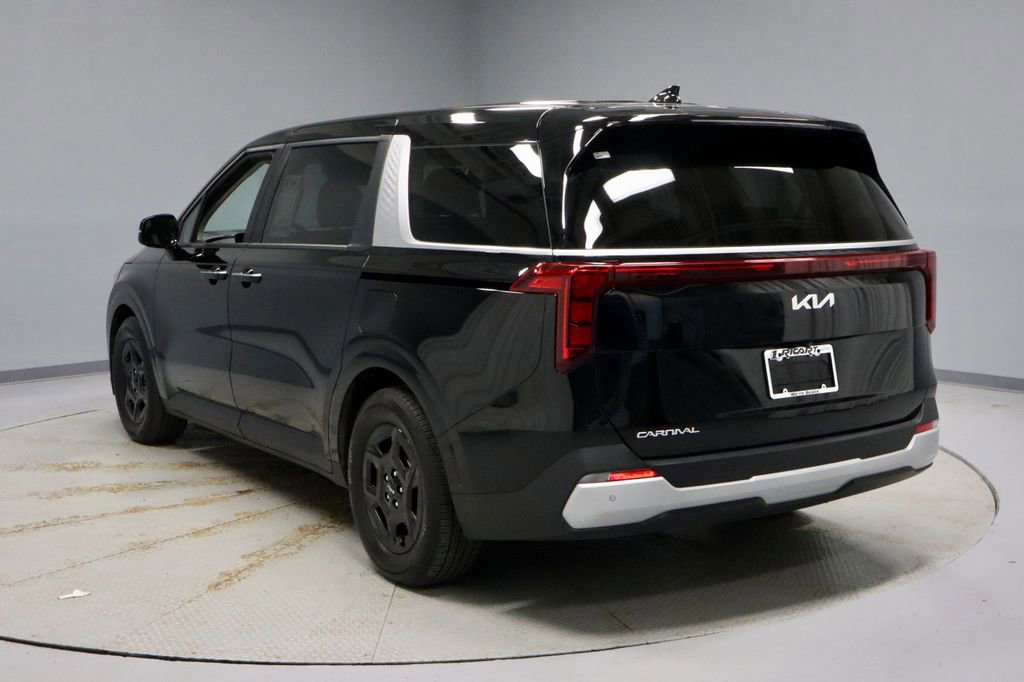 Used 2025 Kia Carnival image 3