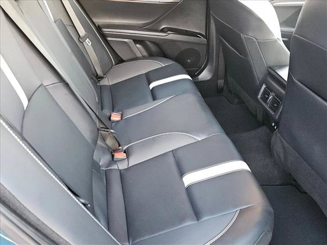 Used 2025 Toyota Camry SE w/ Convenience Package FWD image 18