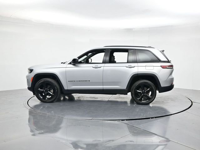Used 2024 Jeep Grand Cherokee Altitude AWD/4WD image 7