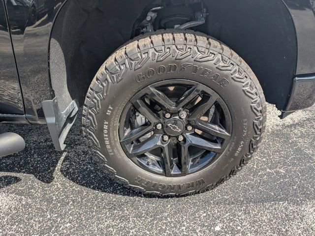 Used 2025 Chevrolet Silverado 1500 Custom Trail Boss w/ LPO, Dark Essentials Package image 12