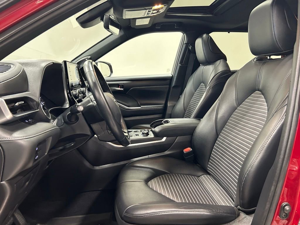 Used 2021 Toyota Highlander XSE AWD/4WD image 10