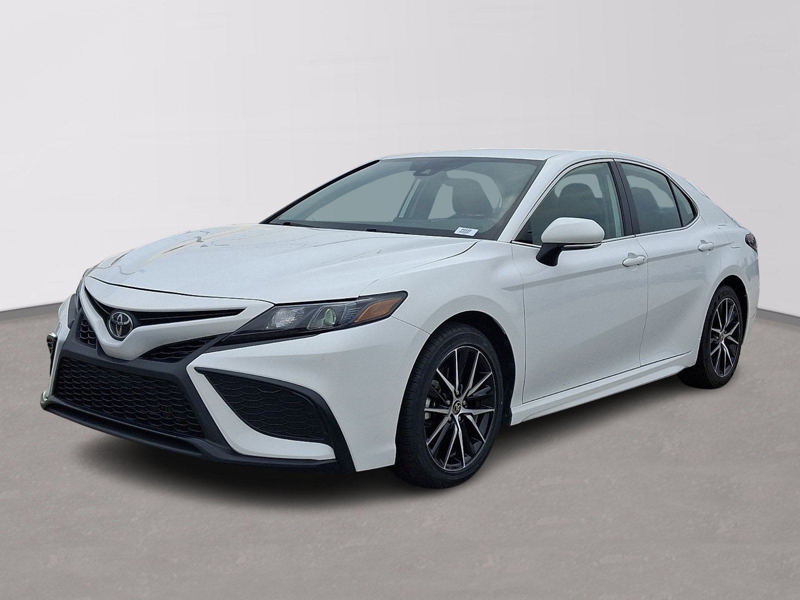 Used 2024 Toyota Camry SE image 3