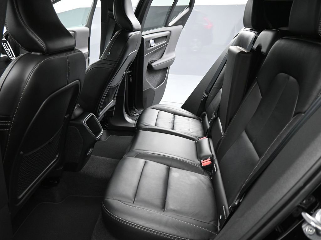 Used 2022 Volvo XC40 T5 Momentum image 17