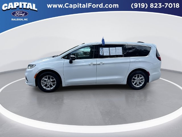 Used 2025 Chrysler Pacifica Select FWD image 5