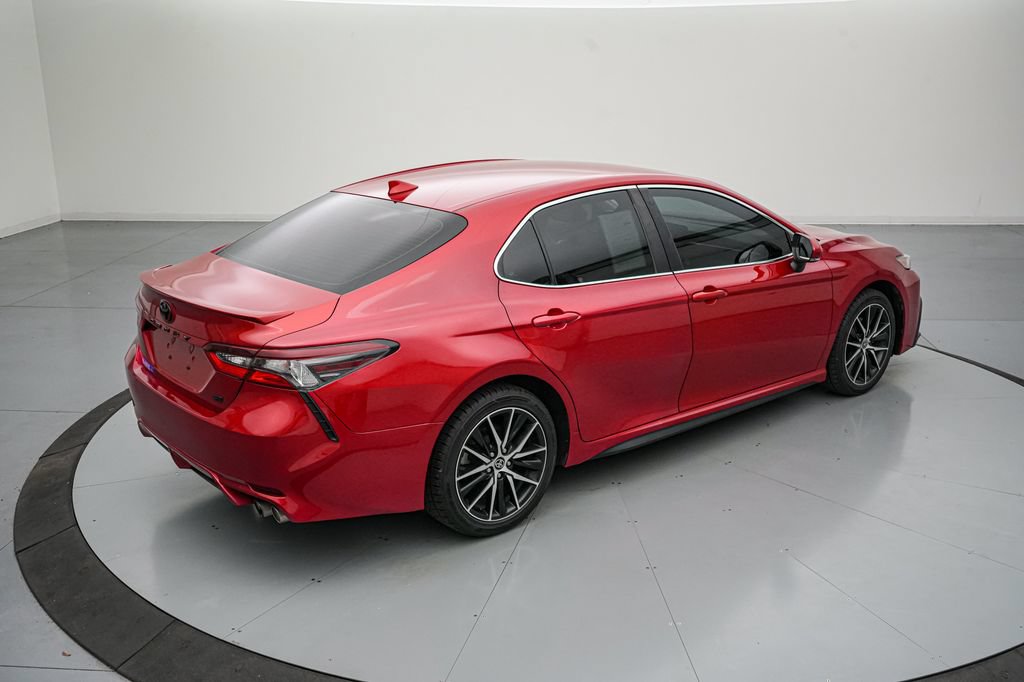 Used 2021 Toyota Camry SE w/ Cold Weather Package FWD image 4